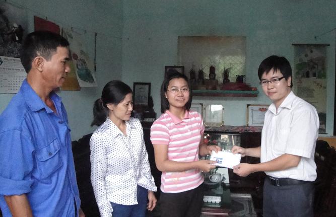 Đoàn Thanh niên Trường ĐHSP Hà Nội tặng học bổng chúc mừng Thủ khoa tuyển sinh năm 2010 - Vũ Thu Thảo.