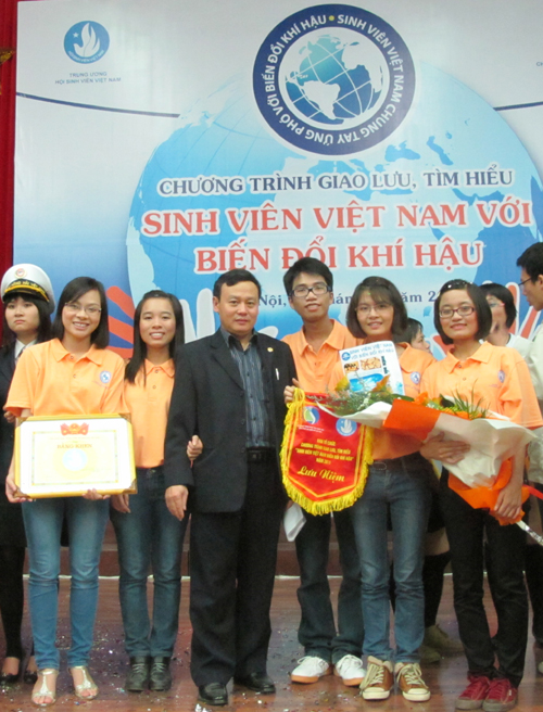 Đội tuyển SV với Biến đổi khí hậu của Trường ĐHSP Hà Nội giành giải Nhì